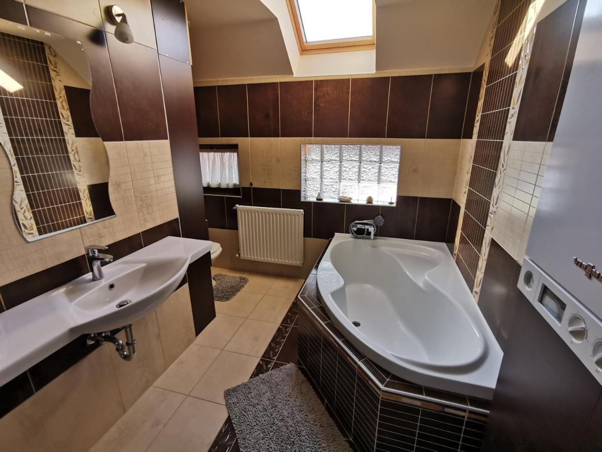 Galery Apartman Дьюла Экстерьер фото